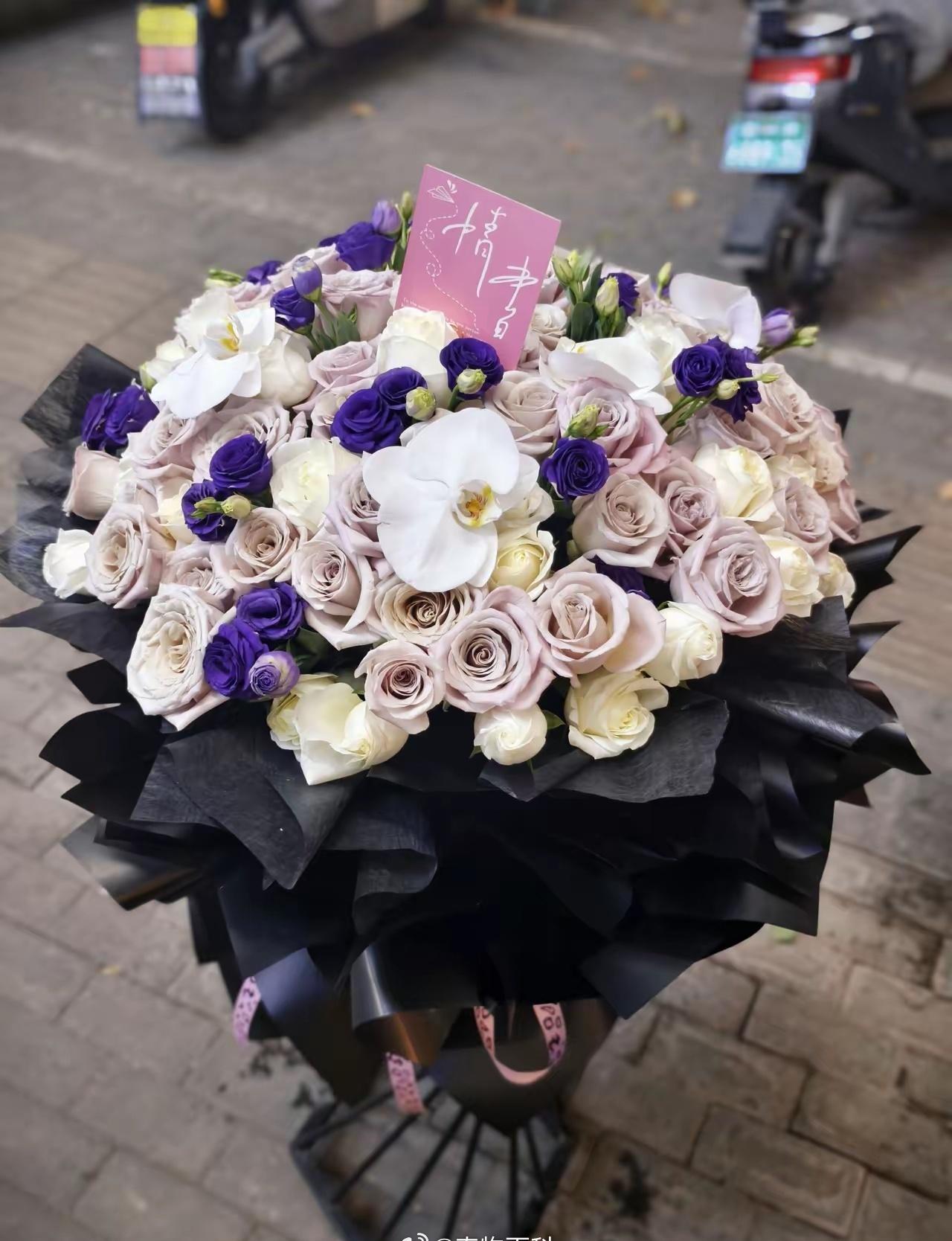 又是一年情人节，今年确实冷冷清清。往年朋友圈满是礼物合照，街头餐厅排起长队，花店