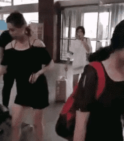 小姐姐完全没问题，是现场工作人员在瞎带节奏！