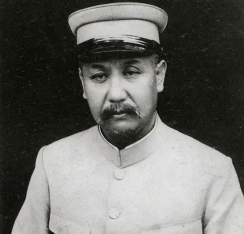 1914年，30岁的阎锡山迎娶14岁的徐兰森。

大红盖头掀开时，站在喜堂角落的