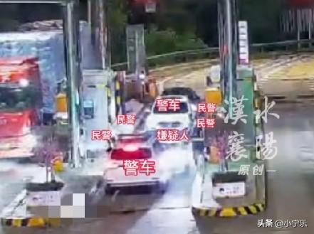 近日，湖北襄阳，一毒贩开车冲撞警车，企图冲卡逃走，民警在收费站前后夹击，并大声喊