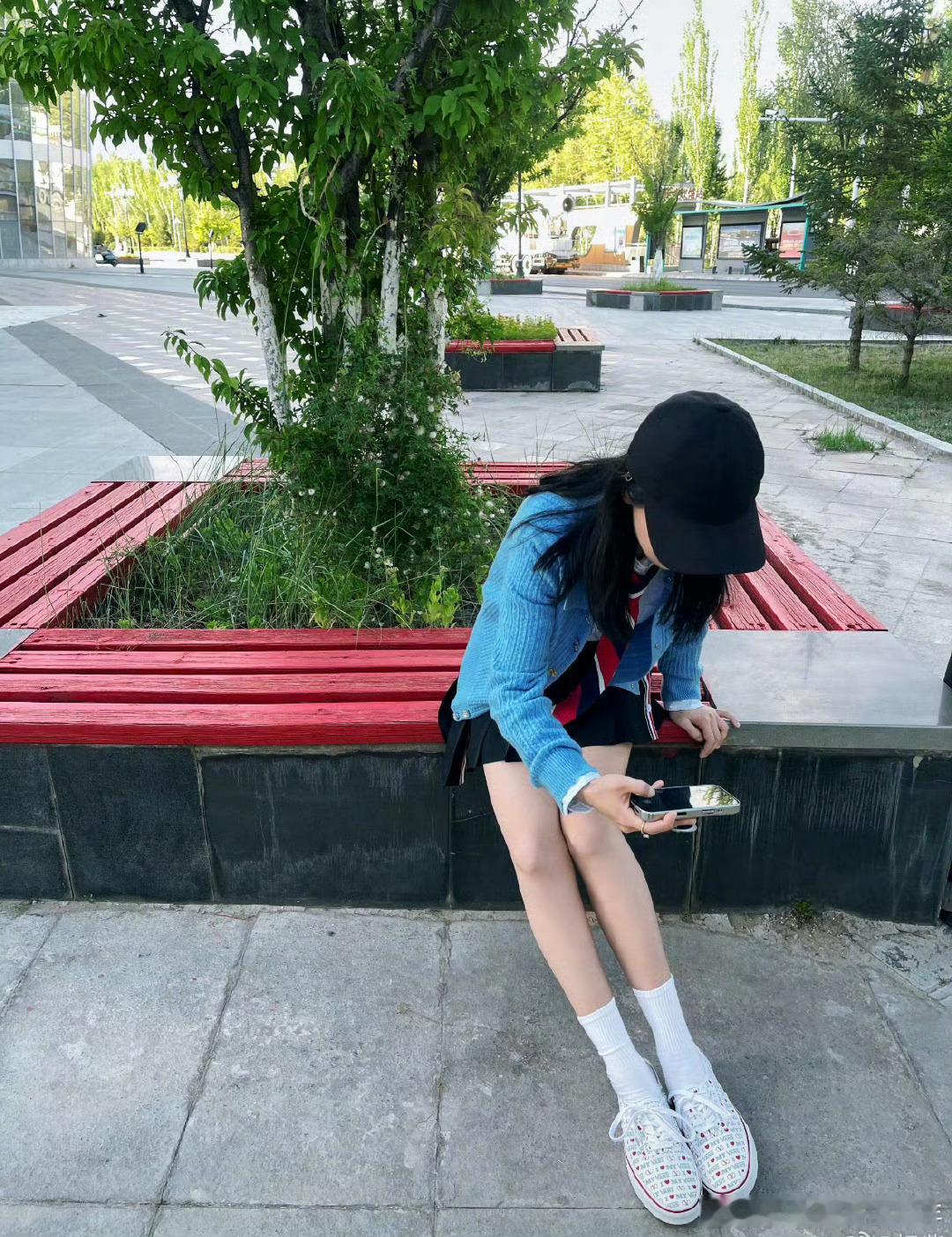 杨紫今日营业第一张凳子是不是不直了～有坡度🔍🔍 ​​​