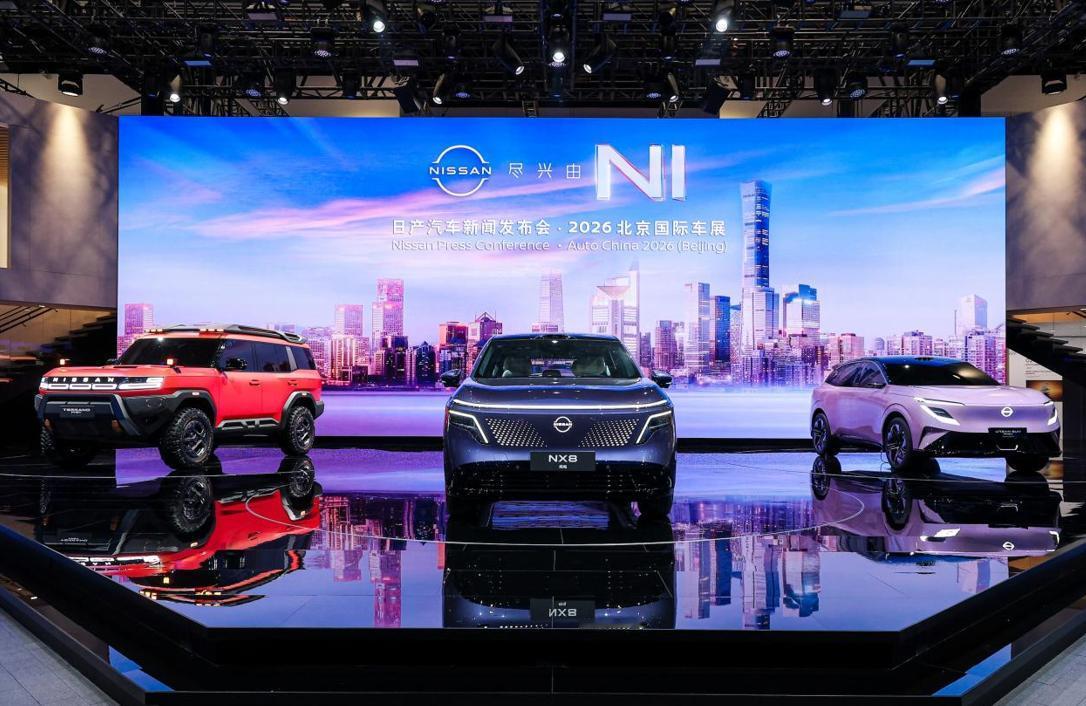 东风日产这次在展台上，主打的是N序列第一款纯电+增程双动力的SUV——NX8，旁
