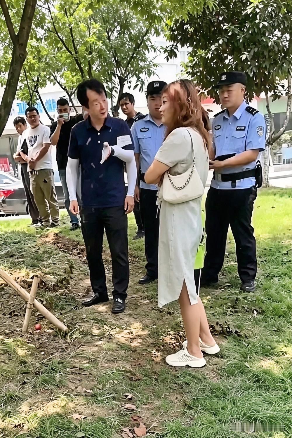 没挂牌就可以爬树？公园里，一个小男孩爬树玩，路过的大叔好心劝了句：“别爬了，摔下