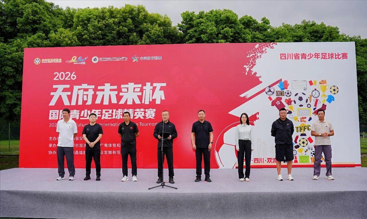 最近四川足球圈热闹的很，不仅有米卢、金志扬、沈祥福这些足球老人来到这里，还有马明