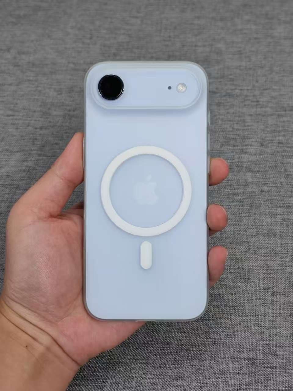 这磁吸壳，也挺 Air轻约11 克，精孔全包，很轻很薄自带磁吸这款也挺受欢迎的 