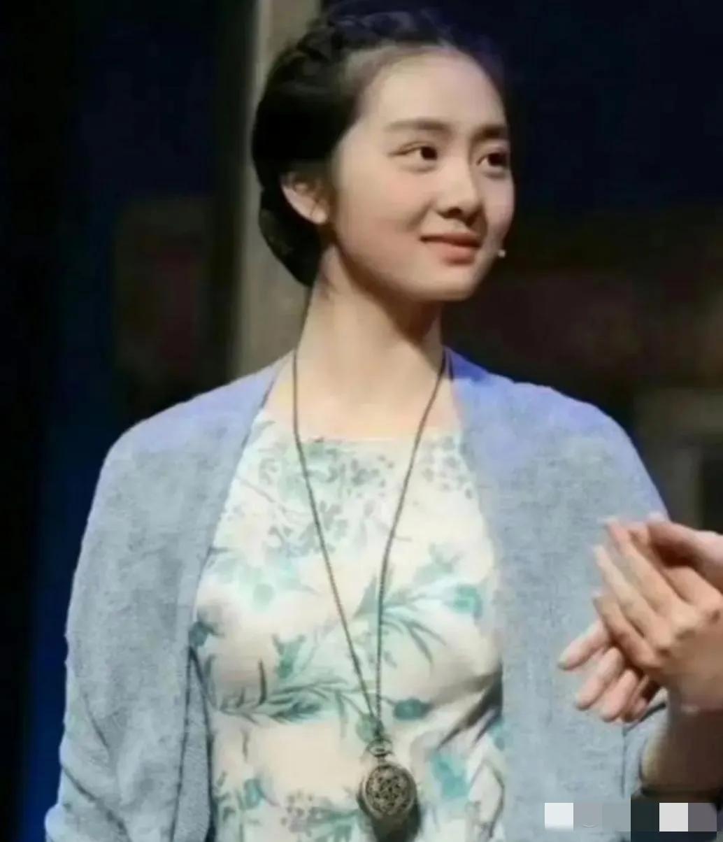 黄磊的基因太强了！愣是没找到黄多多像妈妈的地方。这样的脸型和五官，和黄磊一模一样