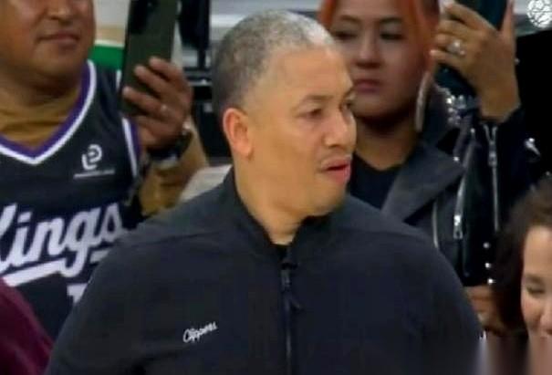 “我们就像一支发展联盟的球队。”
快船记者这句狠话，在打国王那场，被一个镜头接一