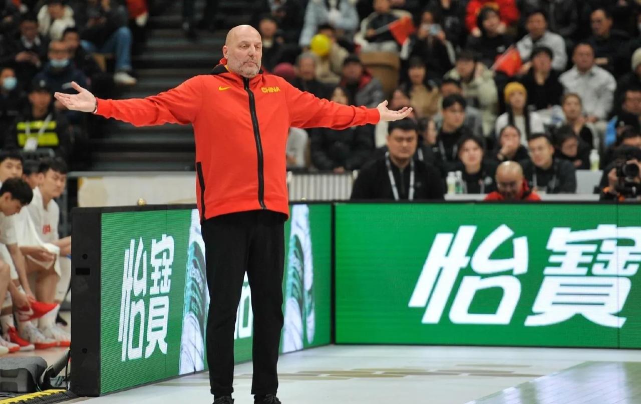 对抗没人家好
篮子没人家准
战术执行力没人家强
唯一的强点就剩身高了
老乔根本都