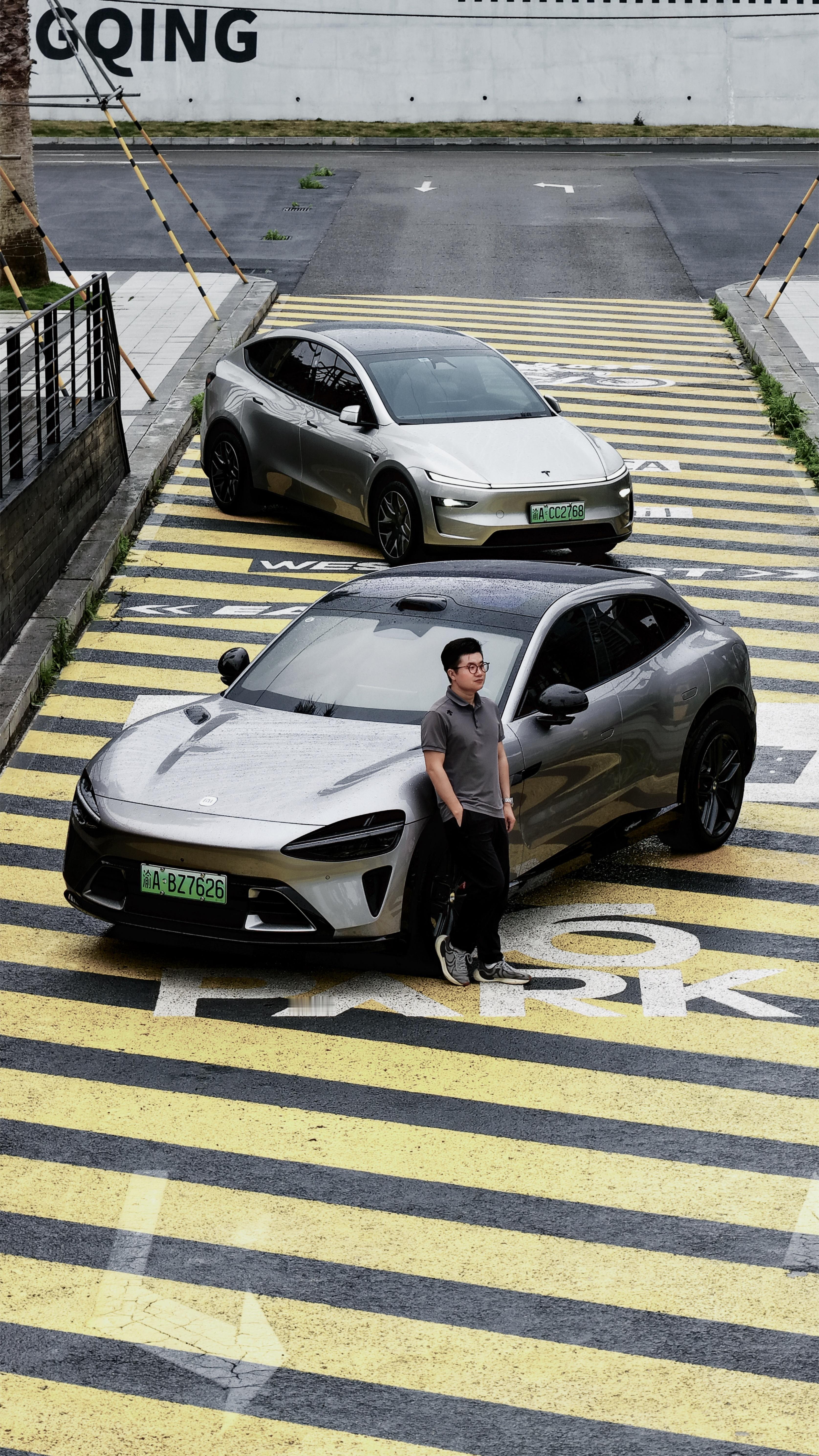 应该是今天拍的最帅的一张图吧。YU7和Model Y哪个更帅?
