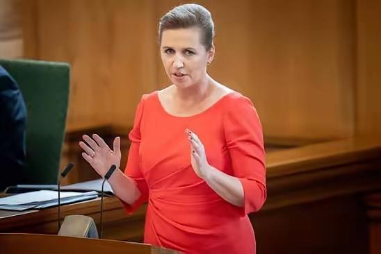 丹麦首相梅特·弗雷泽里克森又开始碰瓷了，她再次呼吁西方解除对乌使用武器的“红线”