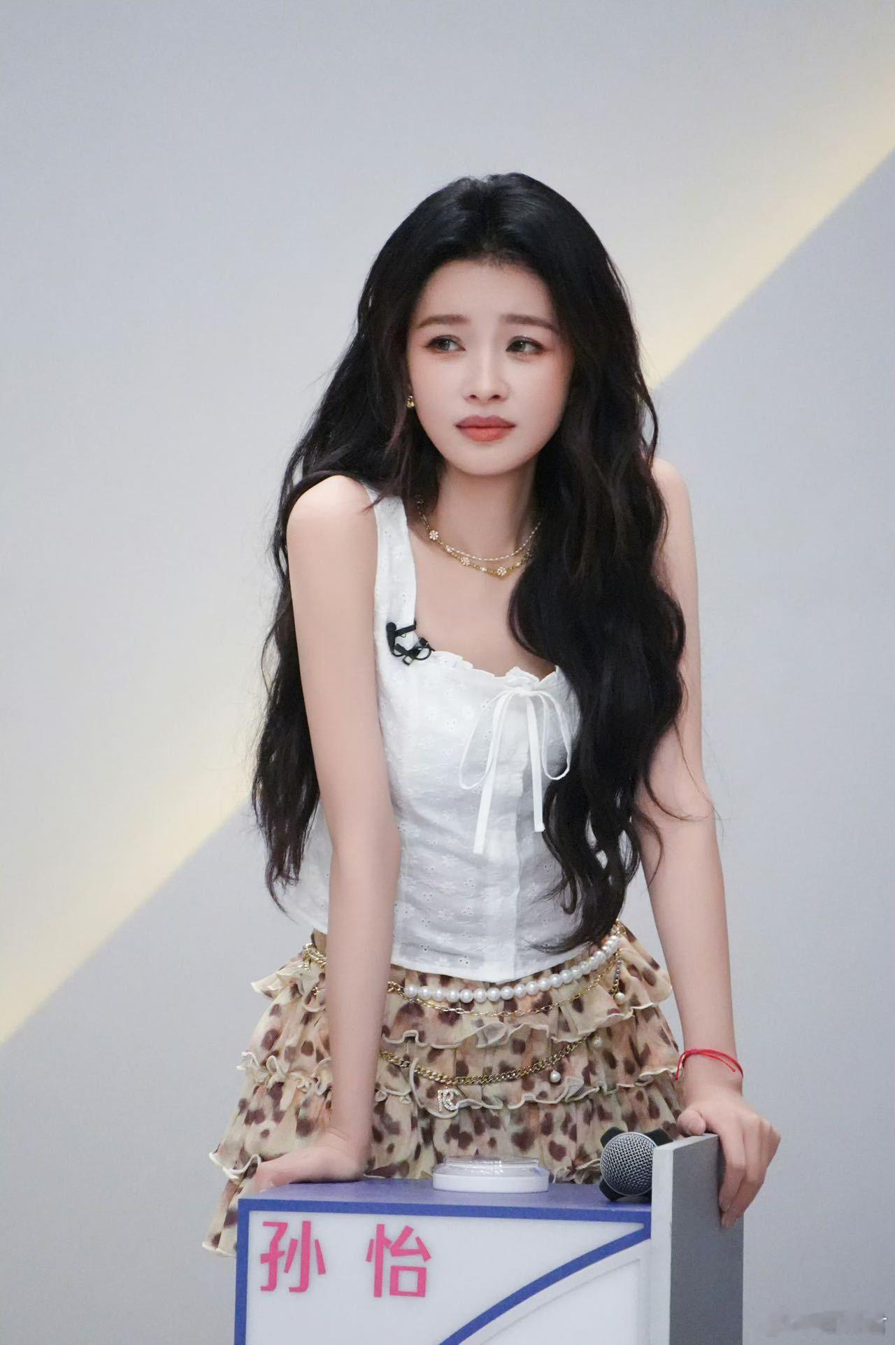 原来孙怡声音这么好听乘风2026 舞台上一说话氛围感直接拉满✨，孙怡的声音清亮又
