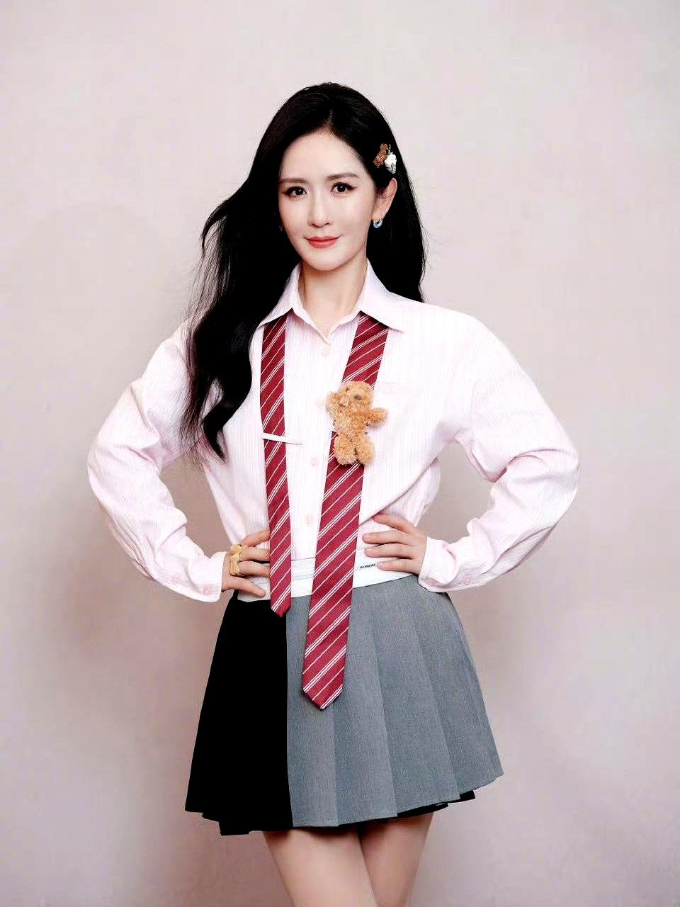 谢娜刚陷舆论风波，机场被粉丝怼“钱比你重要”
刚出虹桥机场闸机，她扫到举牌粉丝