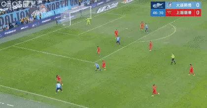 终于算进了，大连球迷长舒一口气。下半场46分钟，大连英博左路发动攻势，最终由阿奇