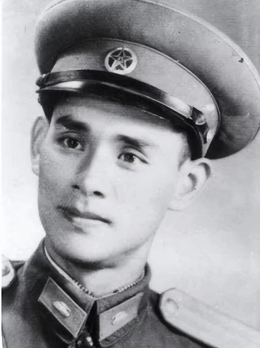 1946年，南泉阻击战结束后，“神枪手”魏来国被山东军区授予“射击英雄”光荣称号