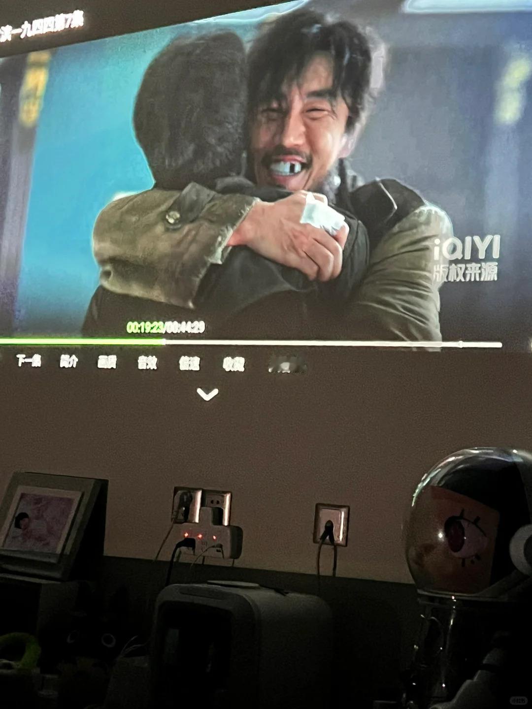 哈尔滨1944，这是穿帮了吗

怎么穿帮了！不是说是大制作吗！！两个人的手指包扎