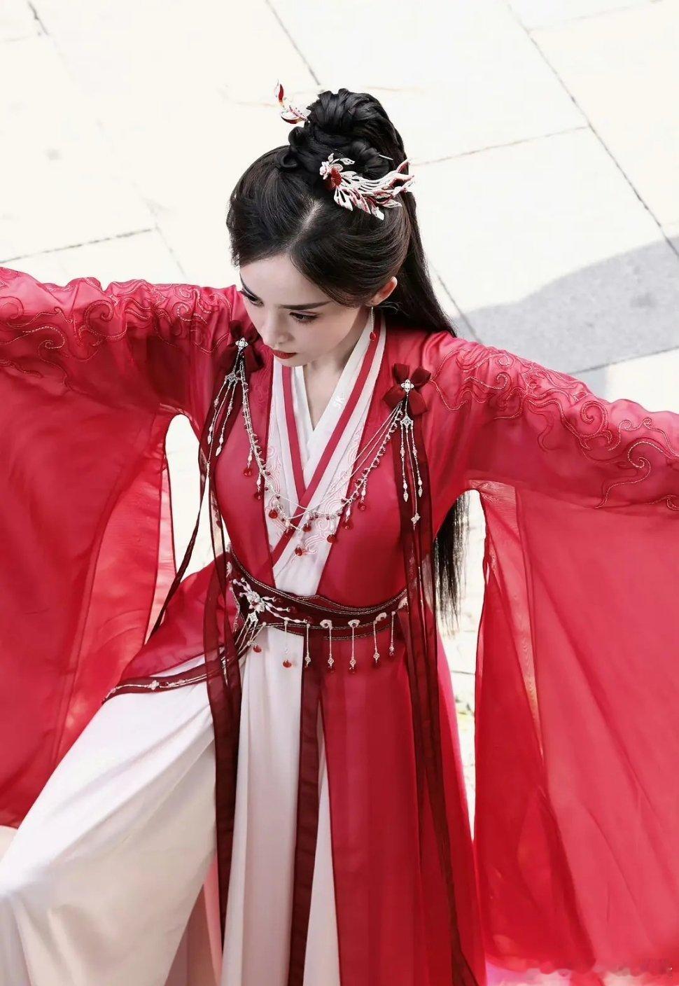 衣服装饰太多反倒看起来像小成本古偶 ​​​