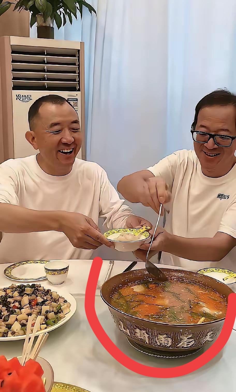 俞敏洪喝的是什么，这么大的碗还这么辣