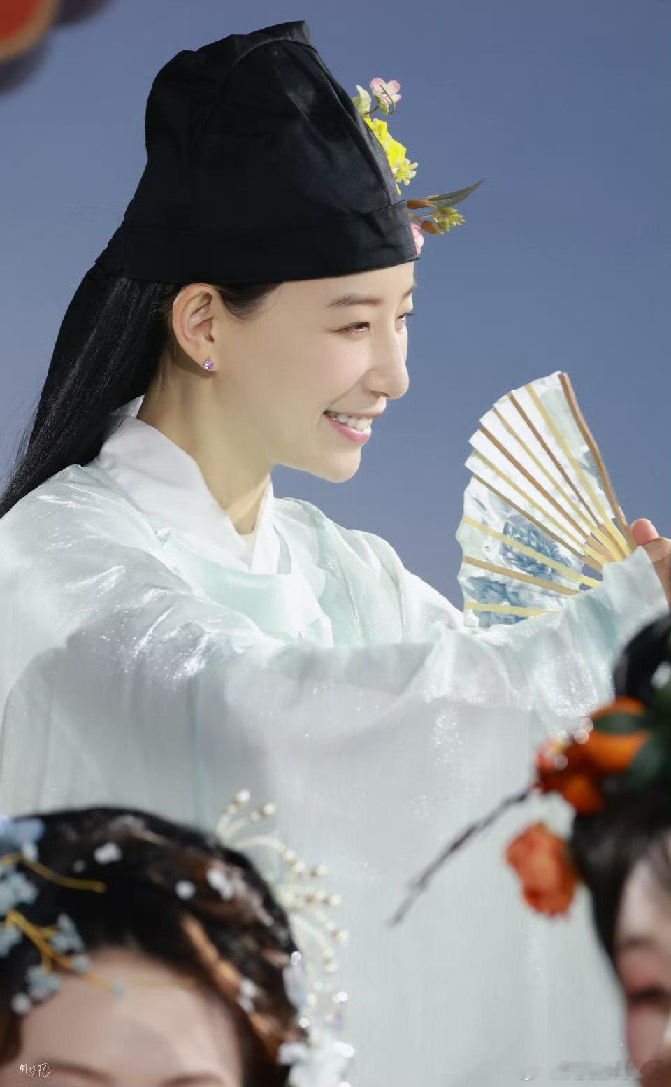 李斯丹妮在洛阳体验簪花春风拂洛城，簪花遇佳人，李斯丹妮身着青衫簪花点缀，反串小生