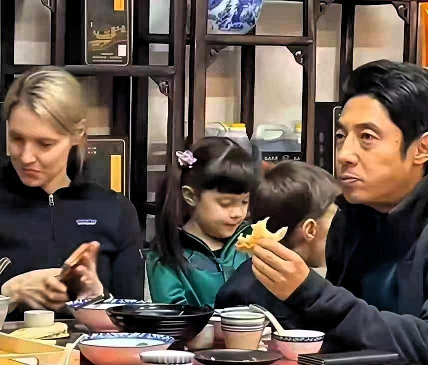 撒贝宁说，我家龙凤胎的长相完全打破了大众对遗传的固有认知。
 
他的儿子几乎就是