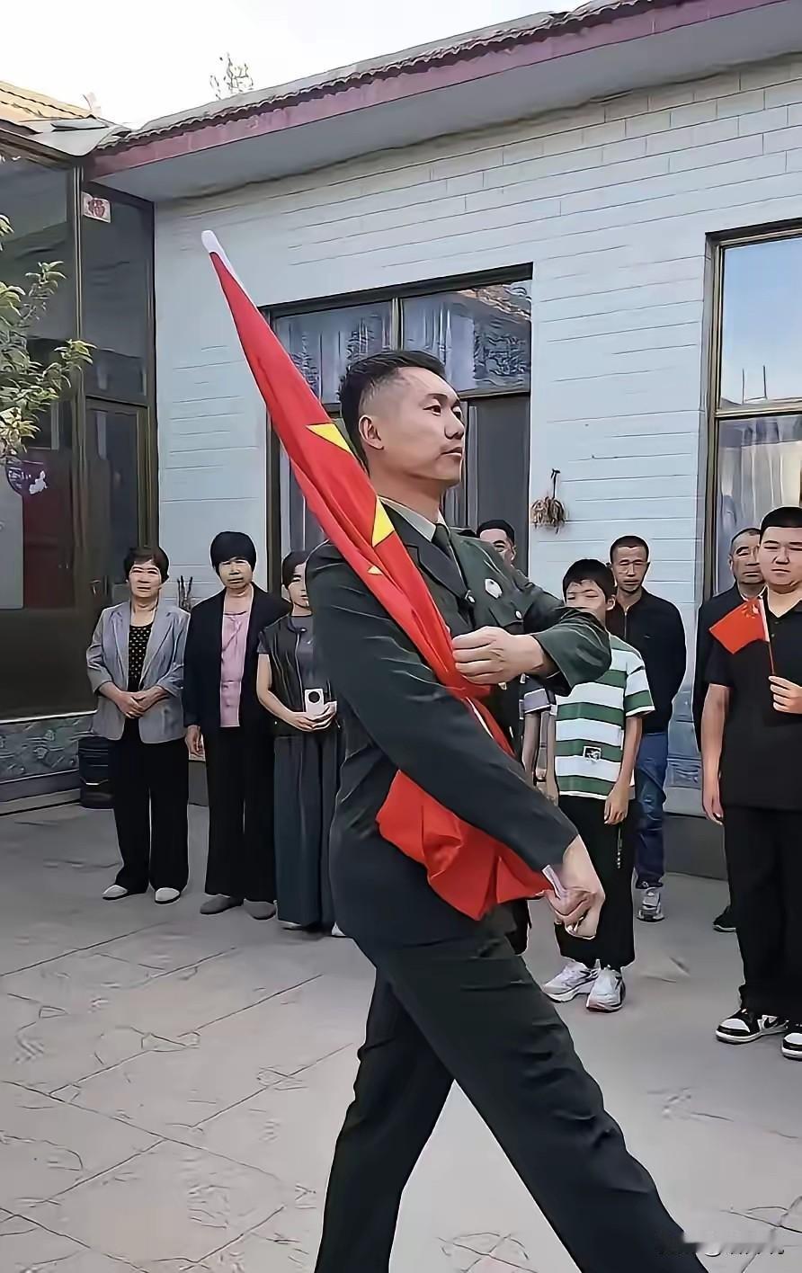 别再说张自轩走不出来了！人家比谁都明白，爱国归爱国，生意是生意。人家一有空就在自