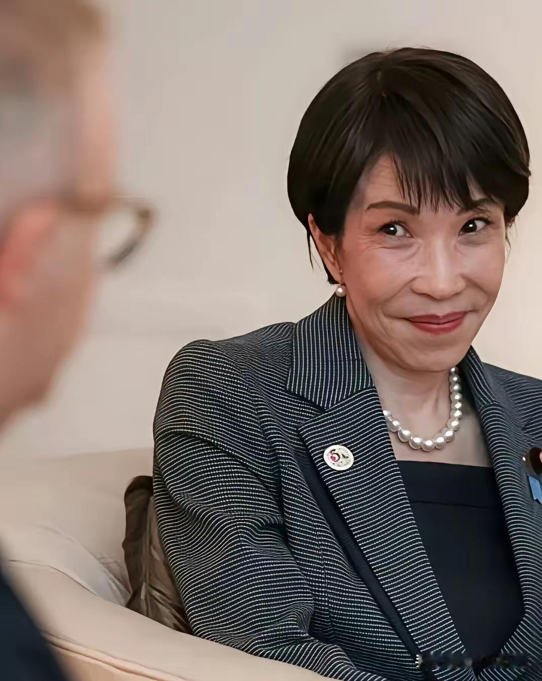 你猜怎么着？中国手里握着全地球八成的钨，日本制造业跟抽大烟一样，高度依赖咱们这口