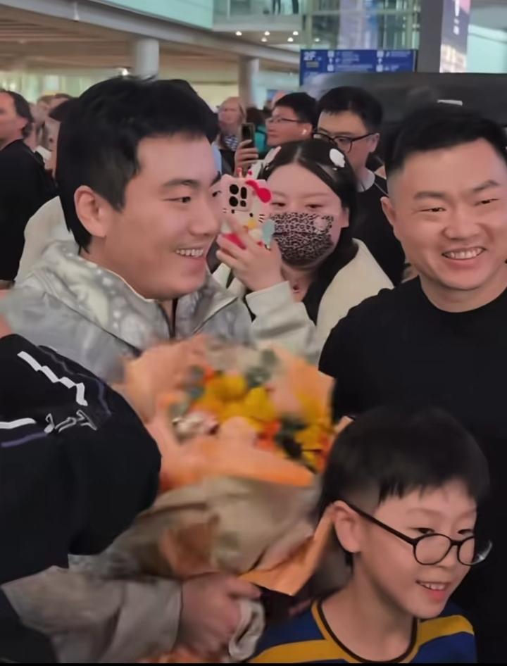 昨天北京机场热度爆表！梁靖昆世乒赛载誉回京，一现身就被大批粉丝围堵，人气直接爆棚