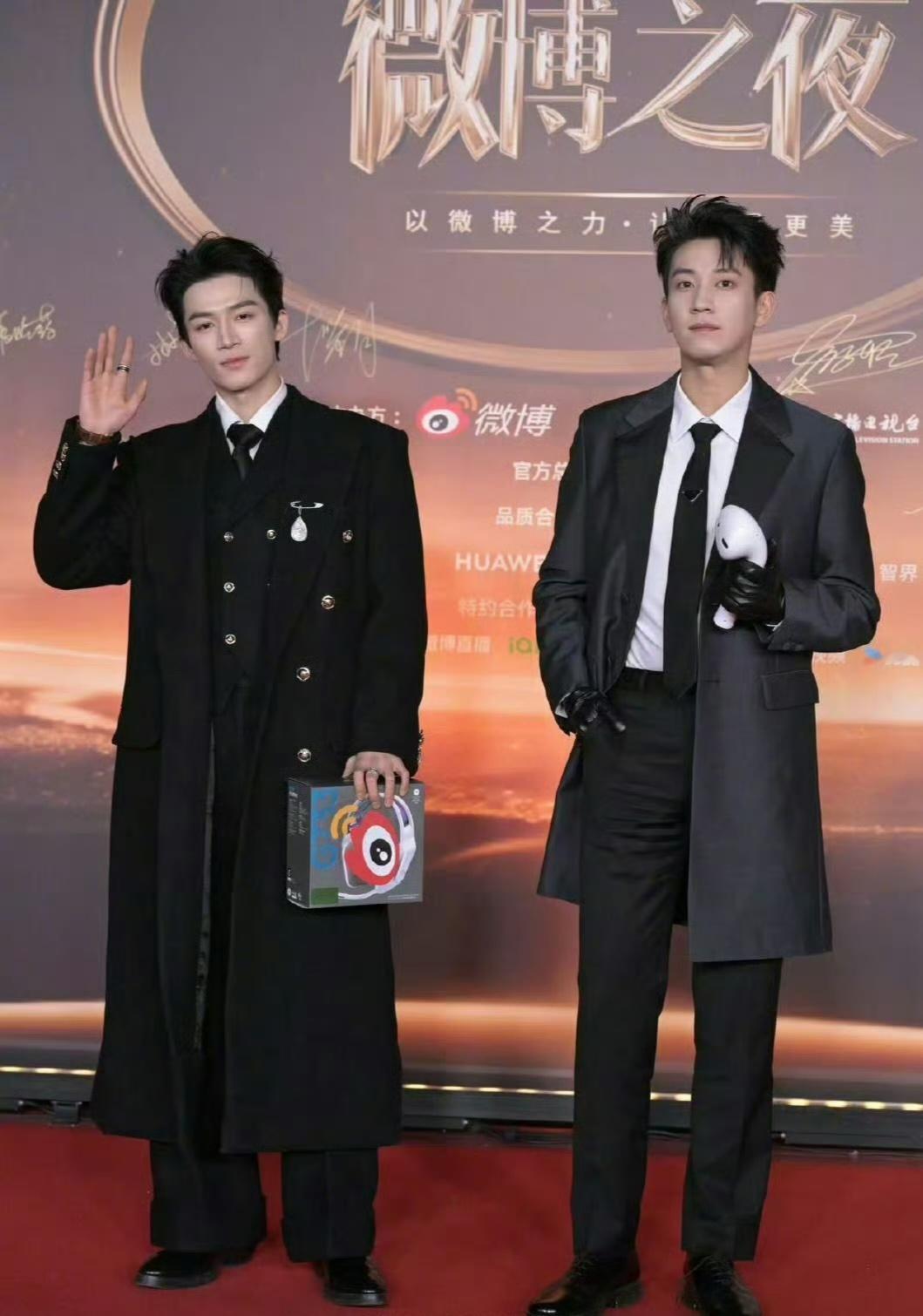王子奇给了王星越一下微博之夜红毯  兄弟俩一走红毯就是满满的欢乐哈哈 