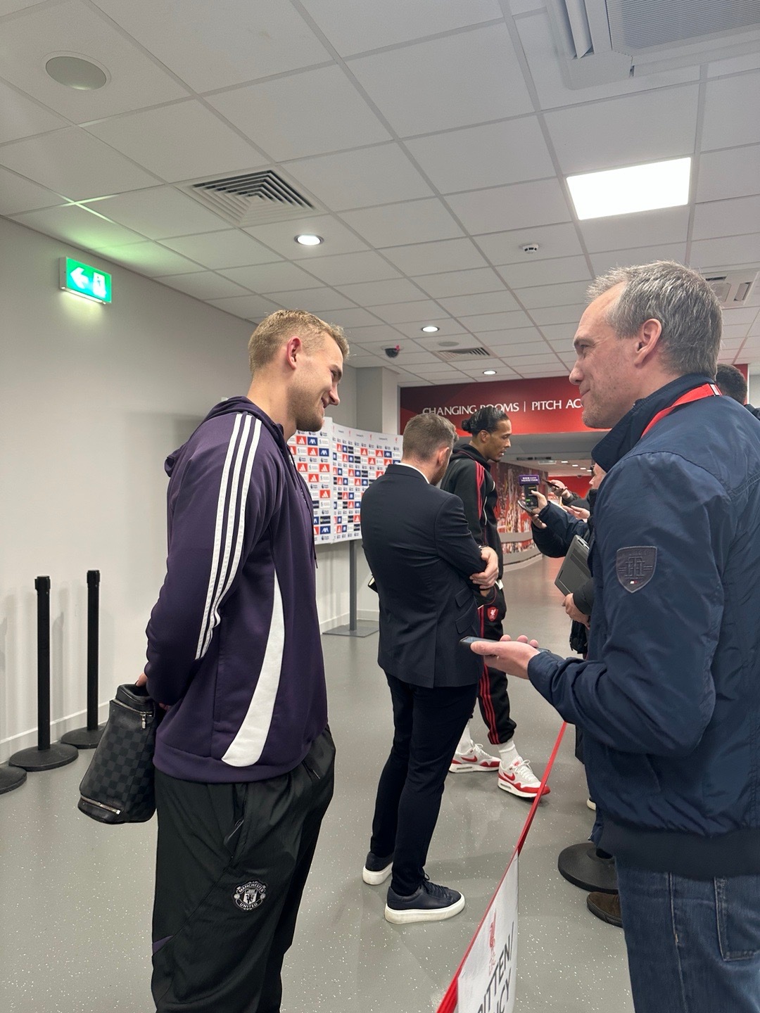 德里赫特与身后的范戴克利物浦1比2曼联利物浦vs曼联 ​​​