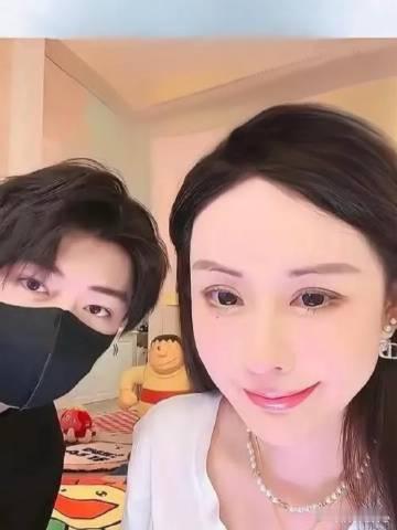 妈妈回应儿子与韦雪恋情最近，一则 “妈妈回应儿子与韦雪恋情” 的消息在网络上引发