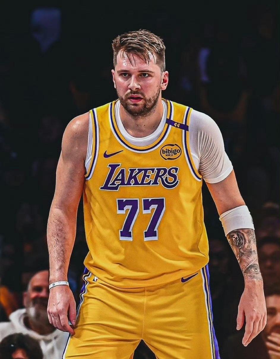 东契奇再次回到独行侠主场，达拉斯主场给予了他热烈的掌声👏

他为独行侠带来了浓