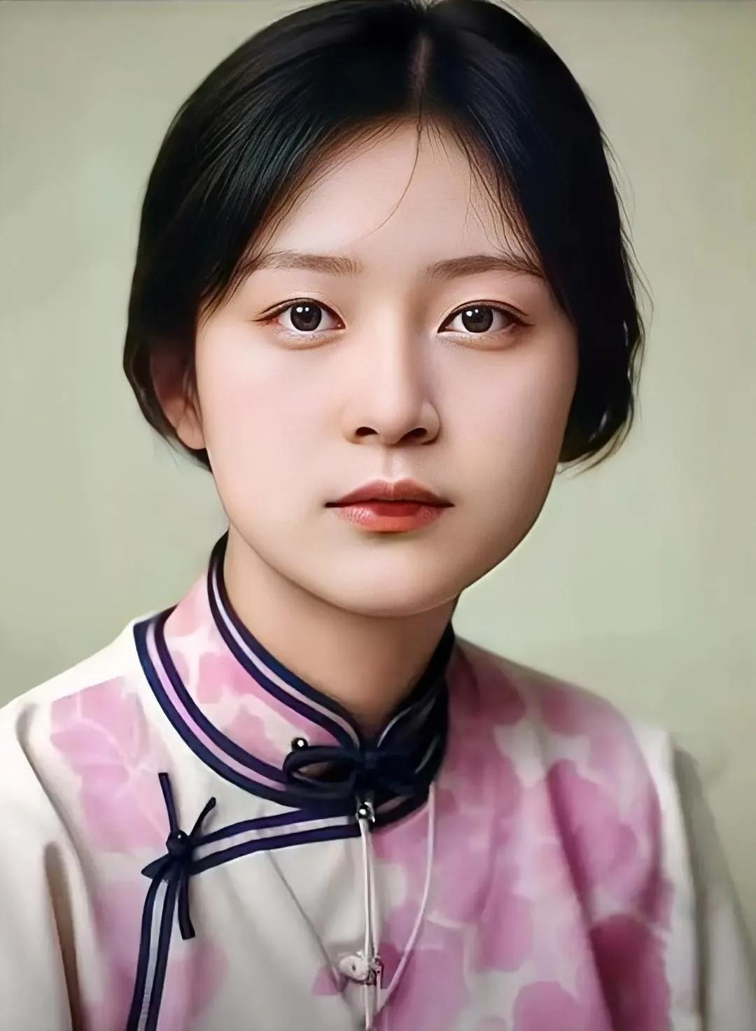 林徽因曾言：

“进退维谷，恐失你之温存；主动则怕自作多情，迟疑则怕错失良缘。唯