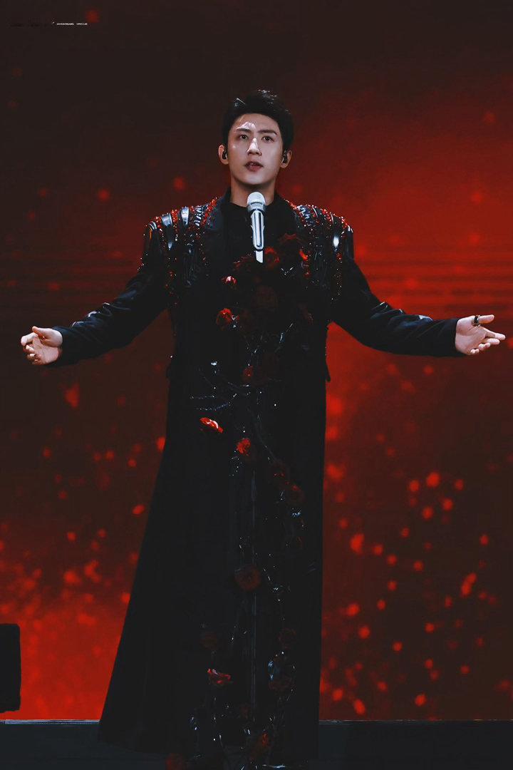 黄景瑜唱歌粉又活了终于又能听黄景瑜现场唱歌了 黄景瑜这次唱歌，不是商业站台，不是