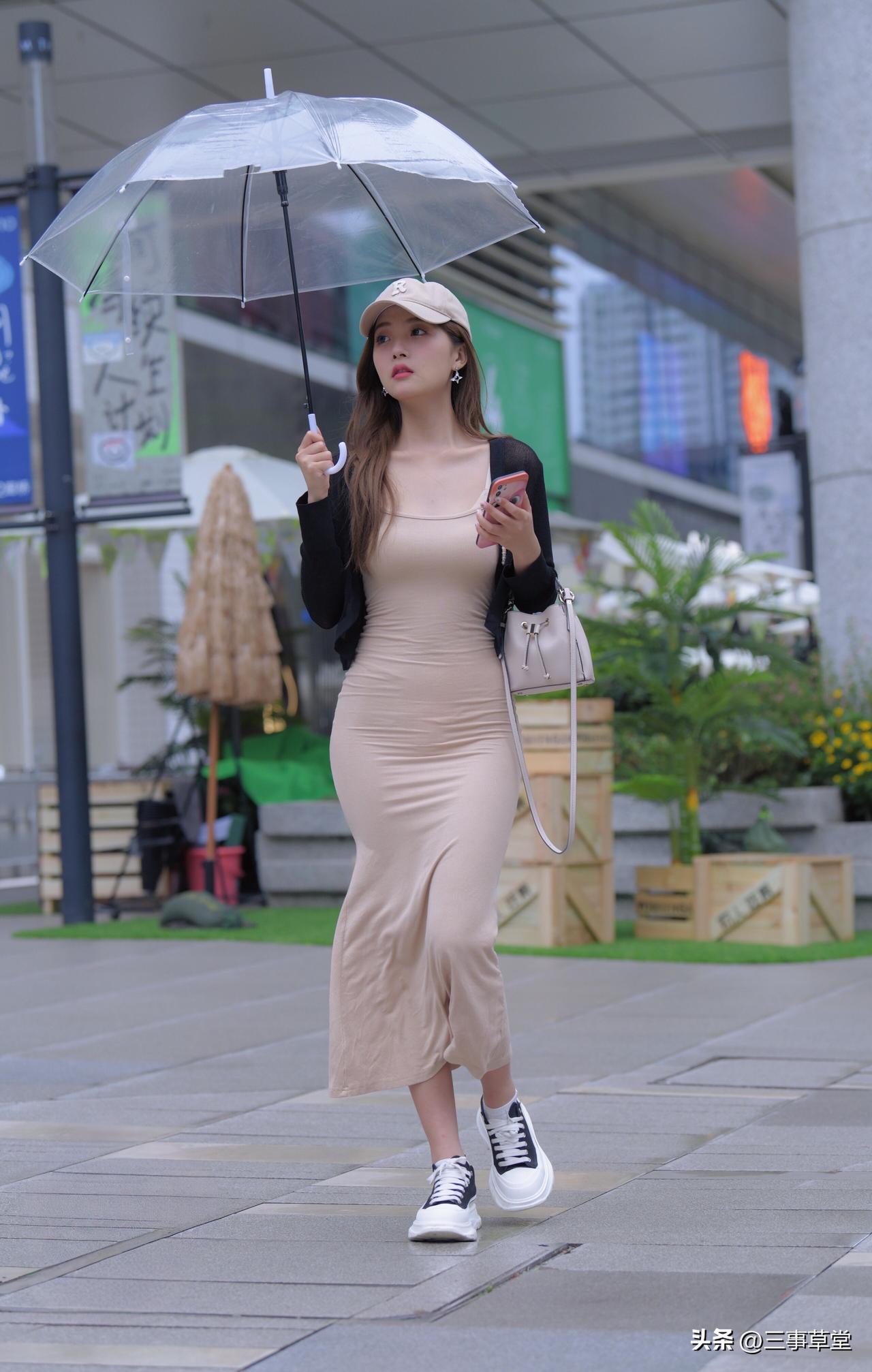 照片中她如诗如画，舒展的裙摆仿佛舞动着时光，勾勒出一幅迷人画面。 ​​​分享你手