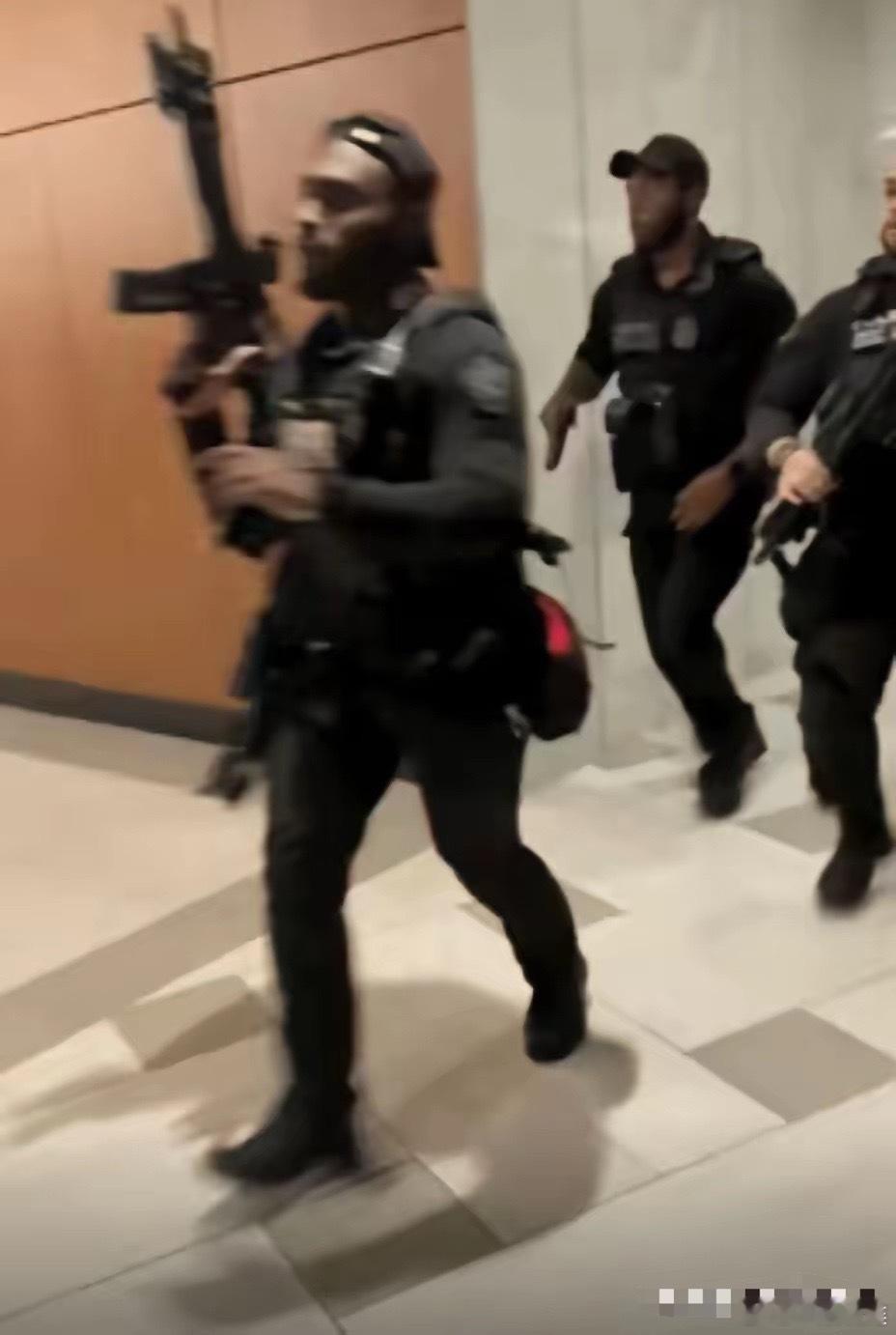 哈哈哈，昨晚白宫宴会枪击案，不得不说41岁的万斯副统领，居然跑的比特勤人员还快！