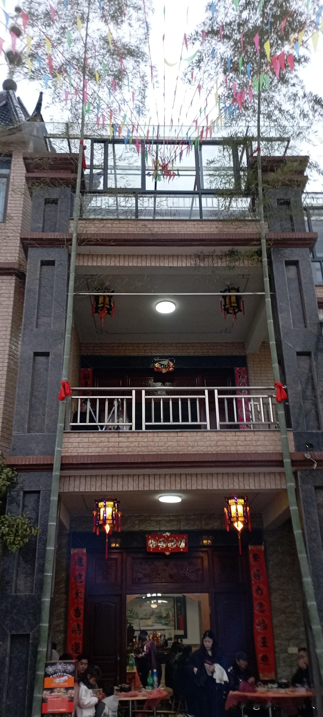 在我们老家，新屋落成之喜是很讲究的。首先你看到的是正大门两侧摆上两棵完整无损的毛