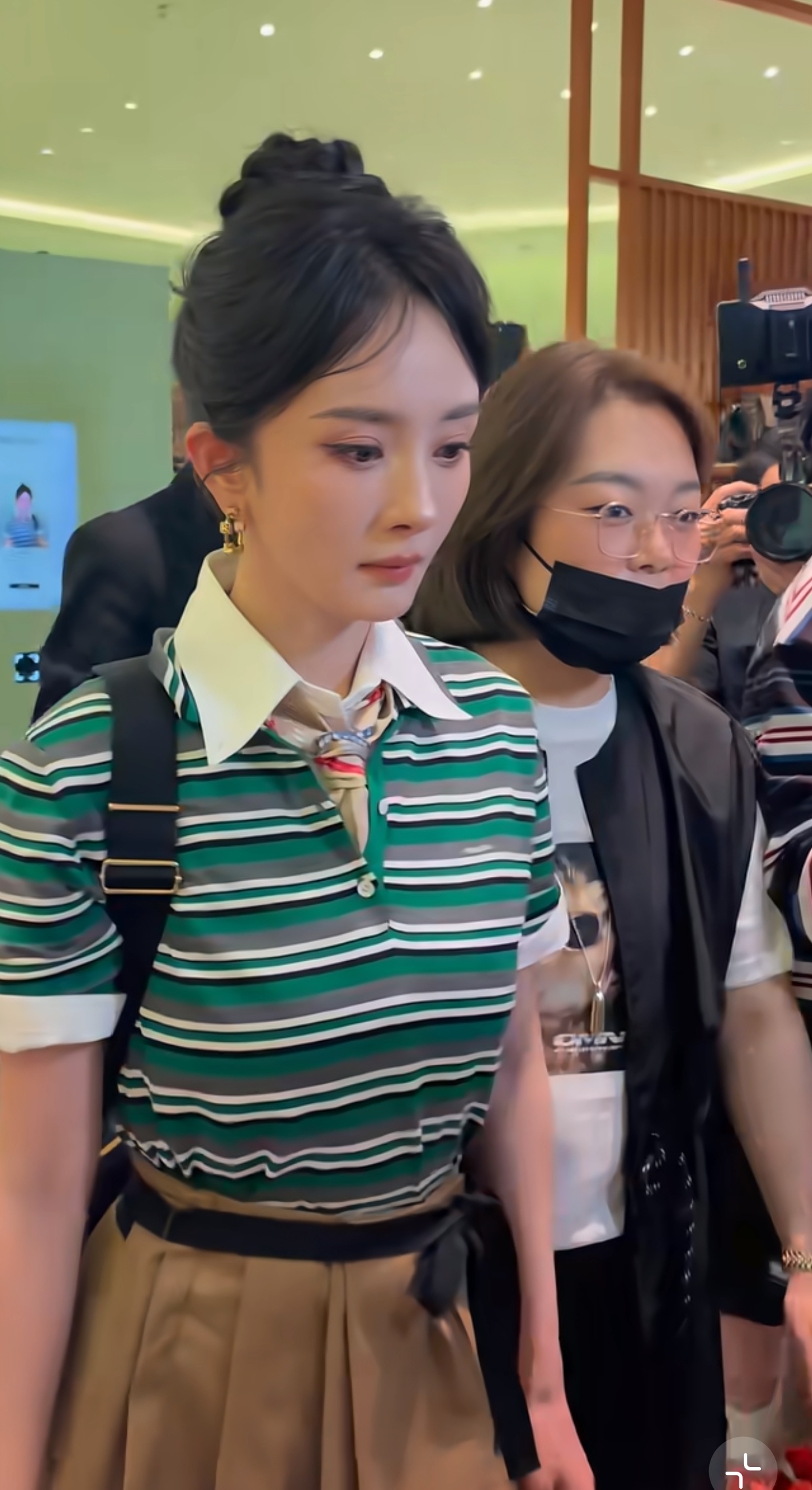 好近的距离 好高清的美貌 好完美的脸蛋 杨幂丸子头