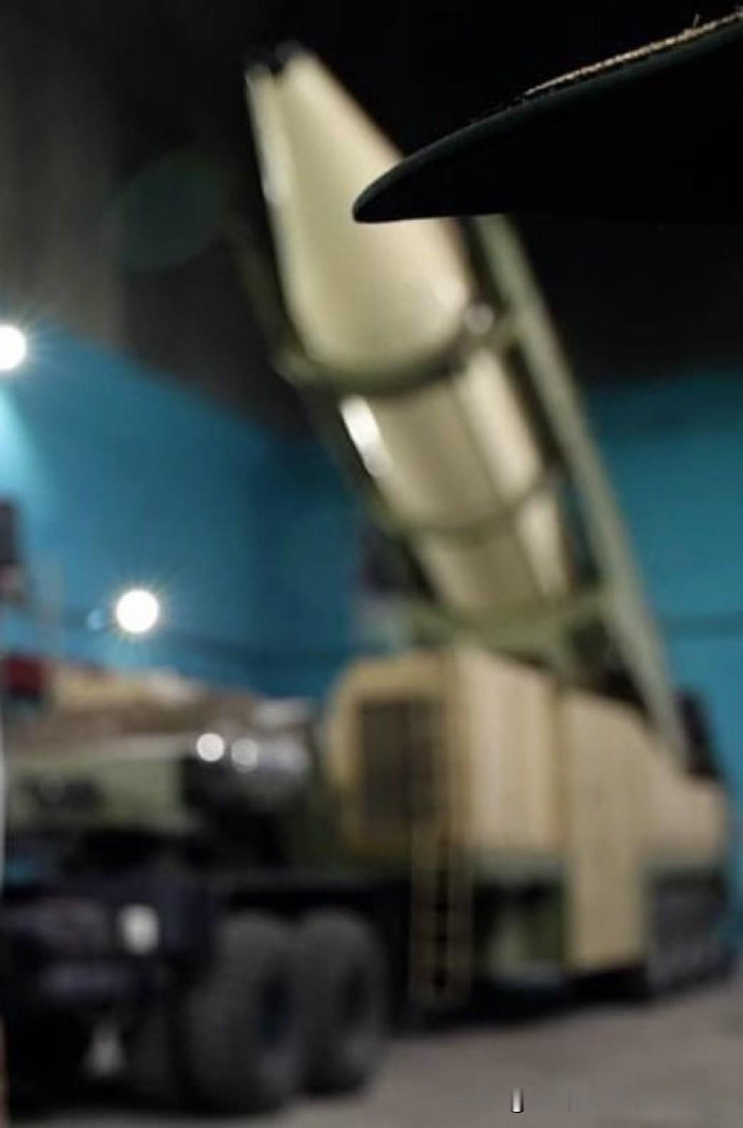 突发新闻：伊朗的霍拉姆沙赫尔-4型弹道导弹（又称海巴尔导弹）首次在导弹设施深处公