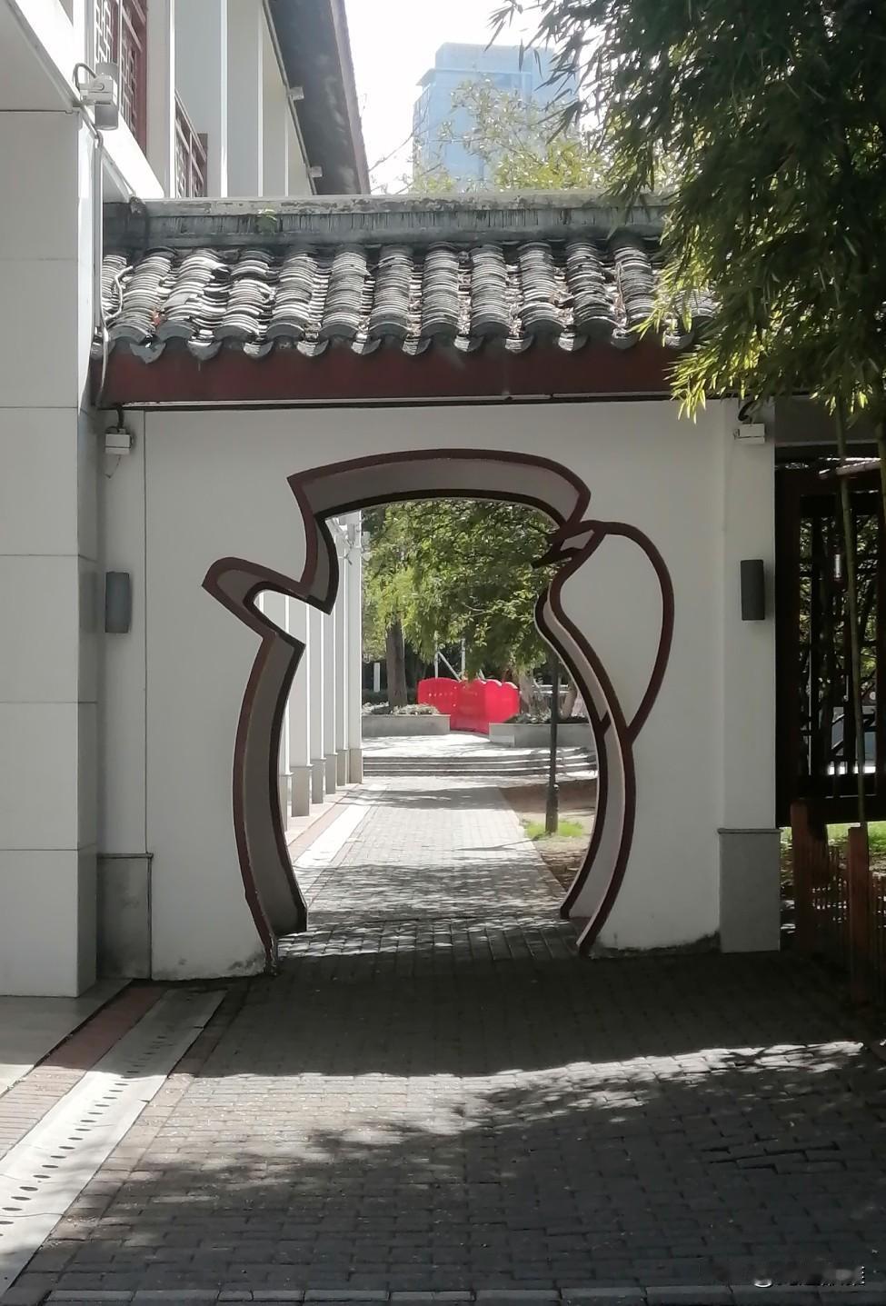 闹了个大乌龙。
弟弟妹妹到我家聚会。
弟弟负责撑勺，我负责打下手。
10点钟的时