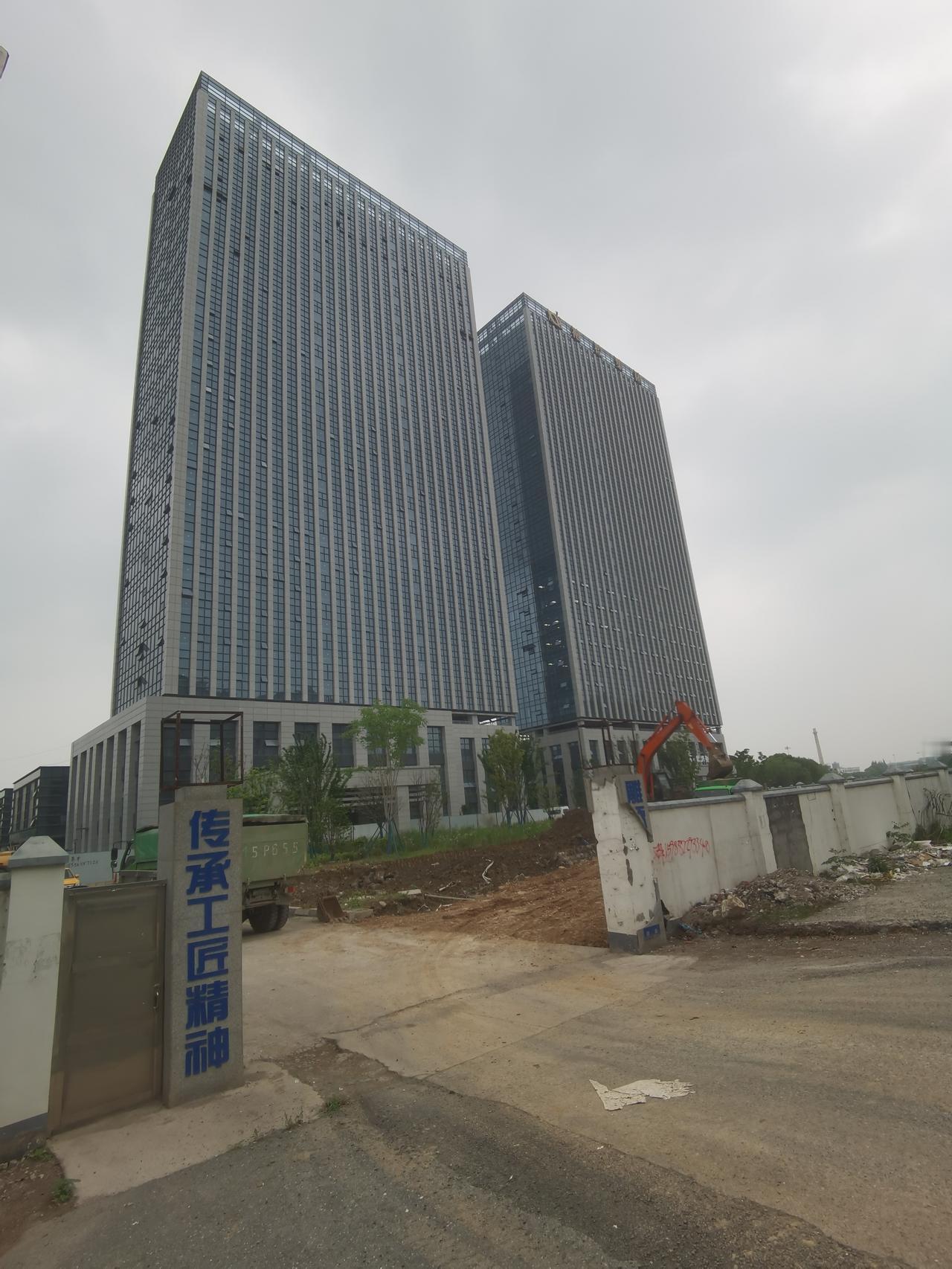 绍兴袍江安居城，又在动土，院栏杆也没有。