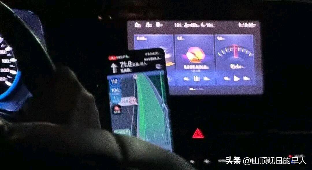 太离谱。
女子打顺风车从上海回杭州。
司机犯困甩锅乘客开车。
自己睡一路还全额收