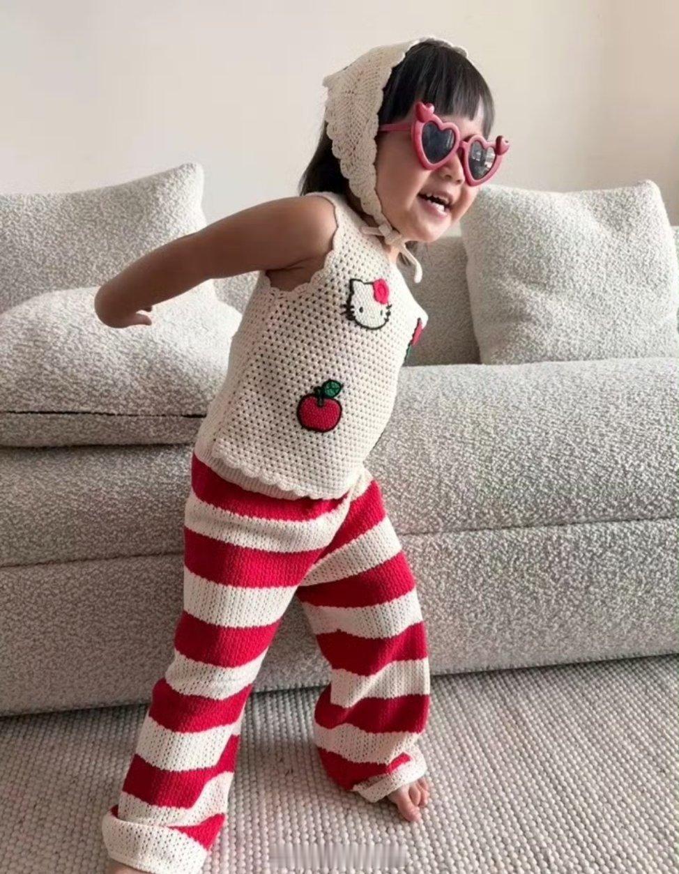 明道2岁女儿正脸照明道女儿小艾果（2023年8月30日出生）近照中，头戴针织头巾