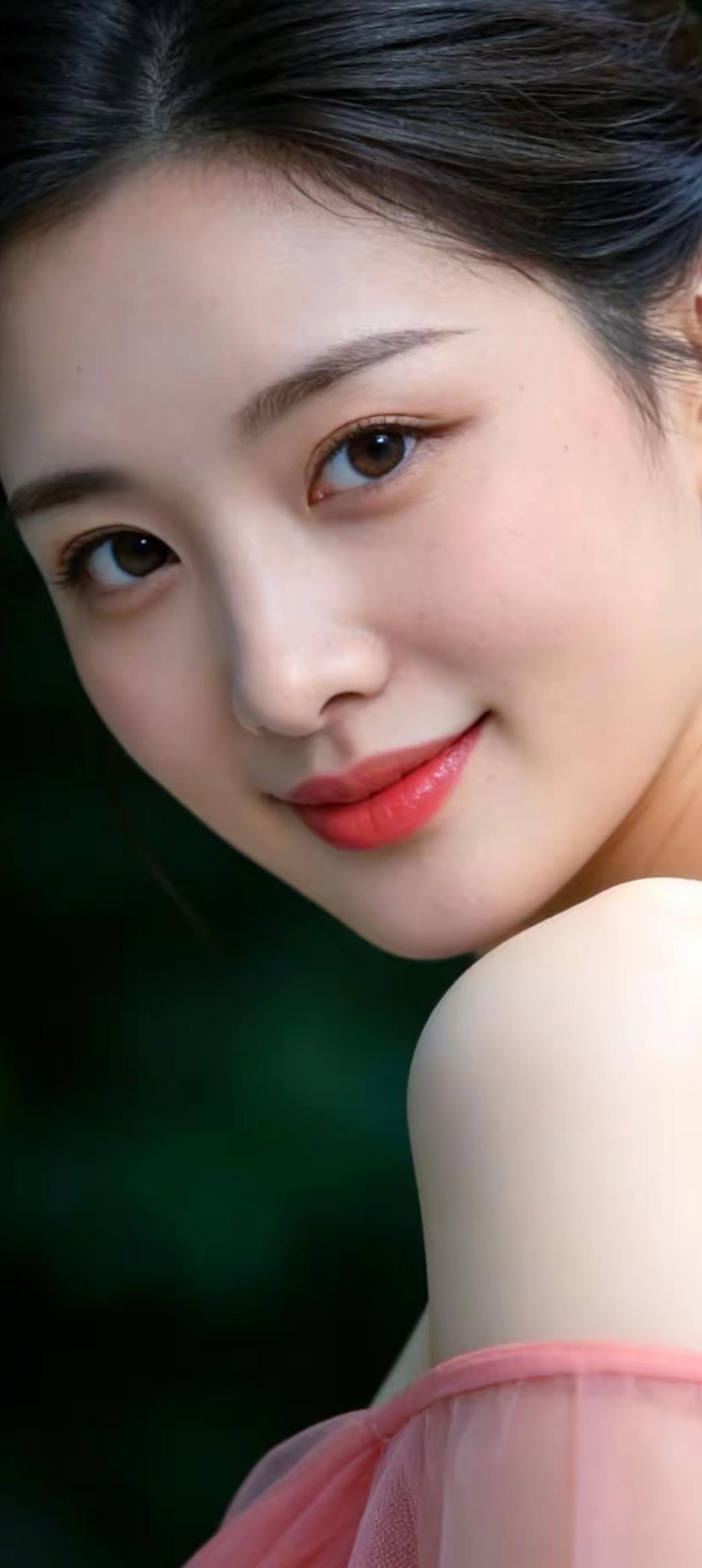 甜美少女，红唇轻启，微笑如花