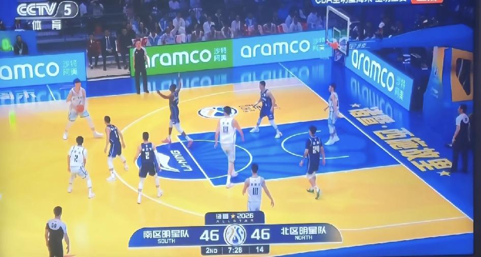 CBA全明星场地设计简直刺瞎双眼，(现场也是大面积高亮高饱和地板)，主办方劝退大