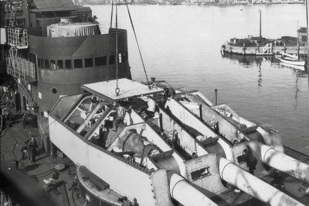 一张穿越94年的老照片，定格了德国海军的工业瞬间——1932年，德意志号装甲舰（