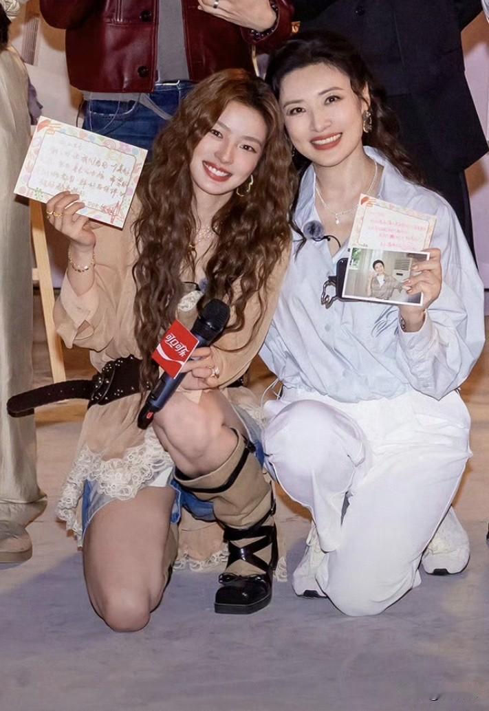 涛姐眼神犀利，合照里也能被一眼锁定，这气场绝了！