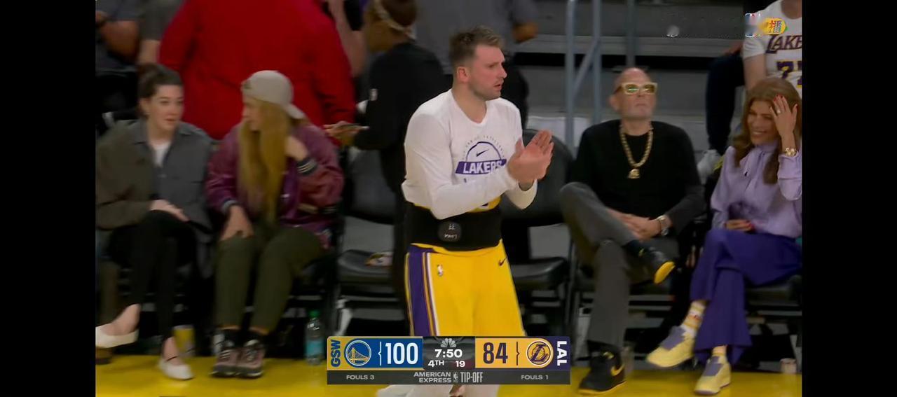 看了火箭雷霆，再看湖人勇士，真的太难看了，从来不觉得湖人像一支强队，没有老詹拖累