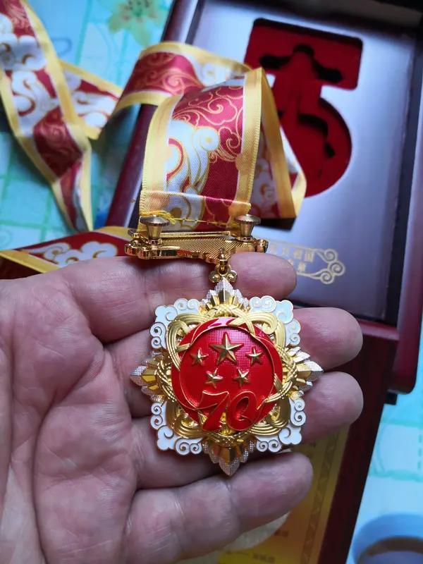 撒贝宁作为央视一级播音员，27年深耕主持一线。主持《今日说法》超8000期，春晚