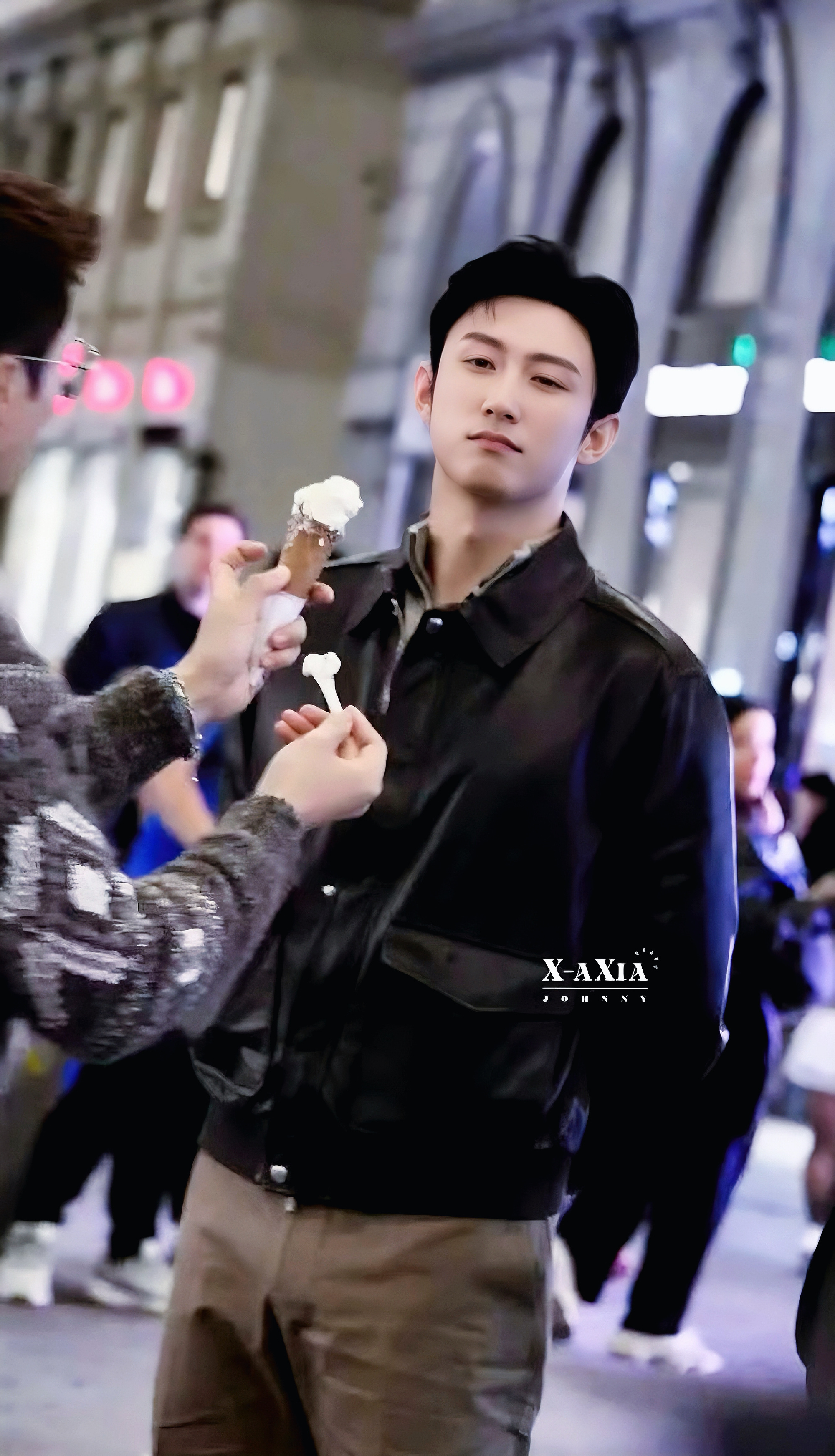 陈伟霆喂黄景瑜的时候可是被拒绝了 光站着就好嗑！陈伟霆黄景瑜赶紧合作呀～ ​​​