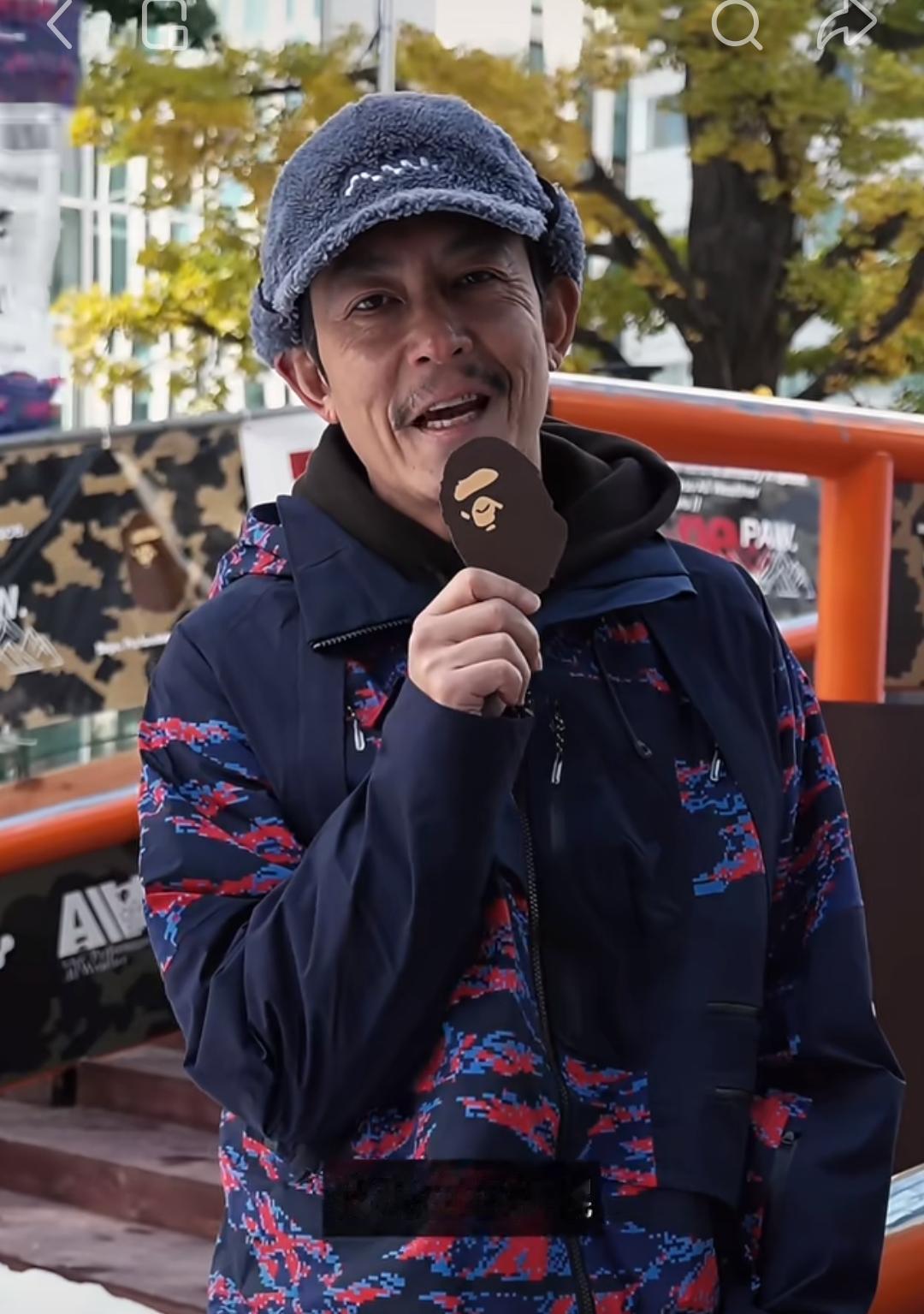 老陈你还是别穿深色衣服戴这老头帽子了！
本来就长的老相，现在这样打扮更老相了，现