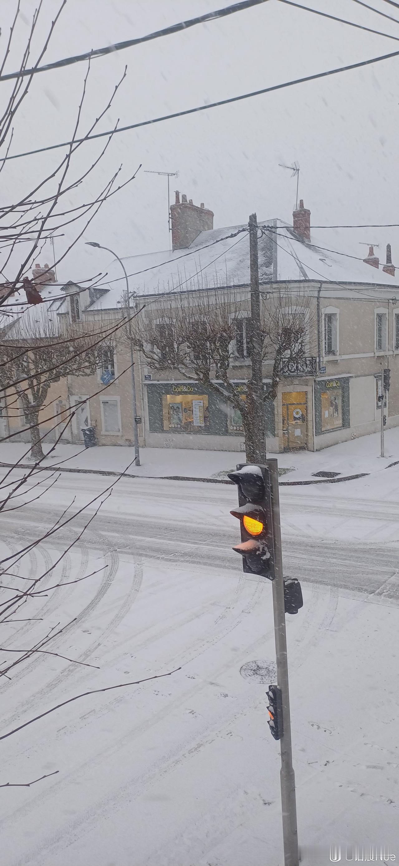 众所周知，欧洲人一直瞧不起美国人，那又如何，还不是乖乖的任凭美国摆布，心甘情愿的